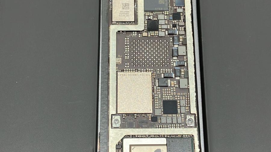 Geopende tablet met zichtbaar moederbord en batterij op de werkbank