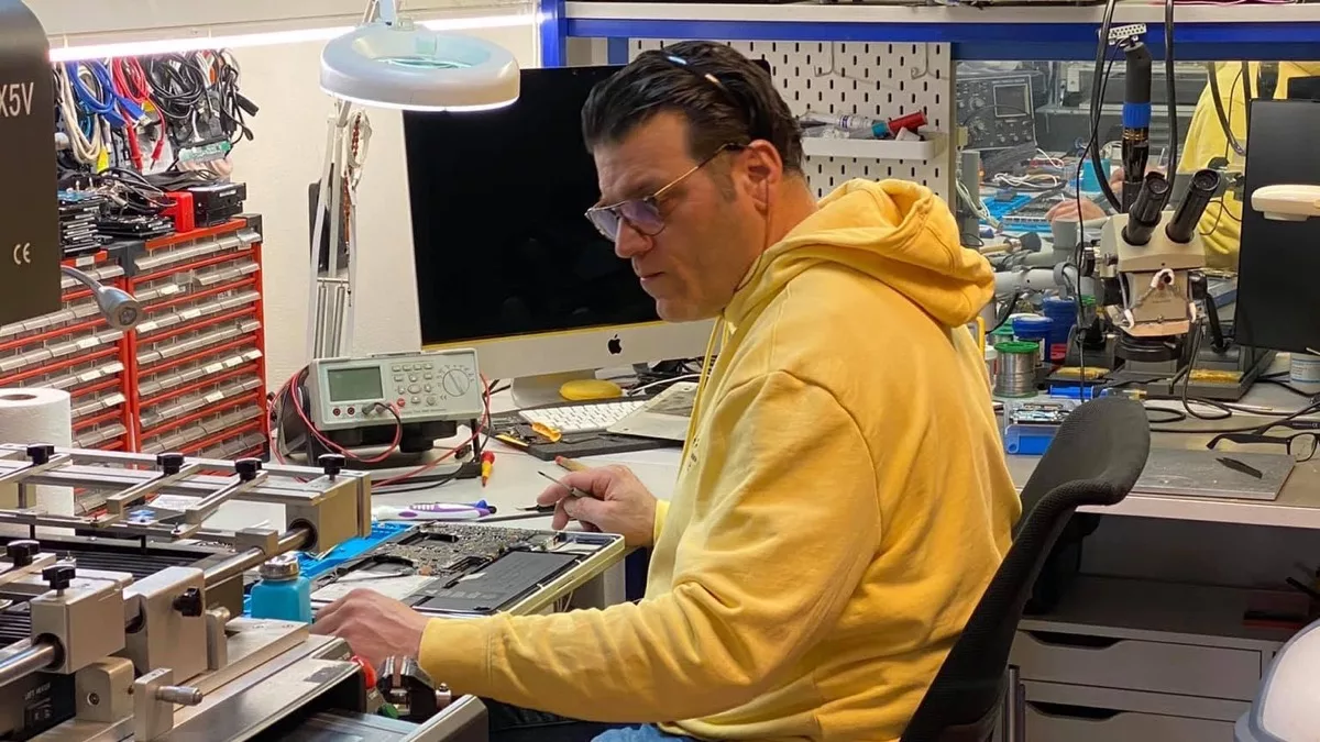 De eigenaar van PC Reparatie Twente aan de werkbank in Hengelo